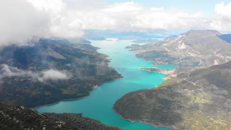 Limni-Kremaston,-Aerial-Panoramic-Footage-of-Kremaston-Lake-Evritania-Greece,-Cloudy-Agrafa-mountains