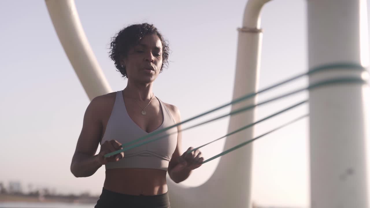 ranurado mientras tira de una banda de resistencia por mujer negra