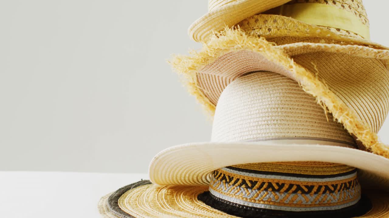 video de un primer plano de sombreros sobre un fondo blanco