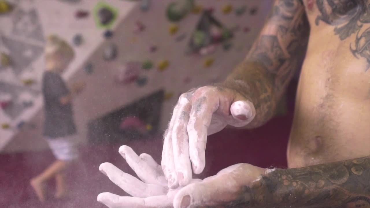 un hombre ha tomado tiza y aplaude para crear una lata de polvo blanco