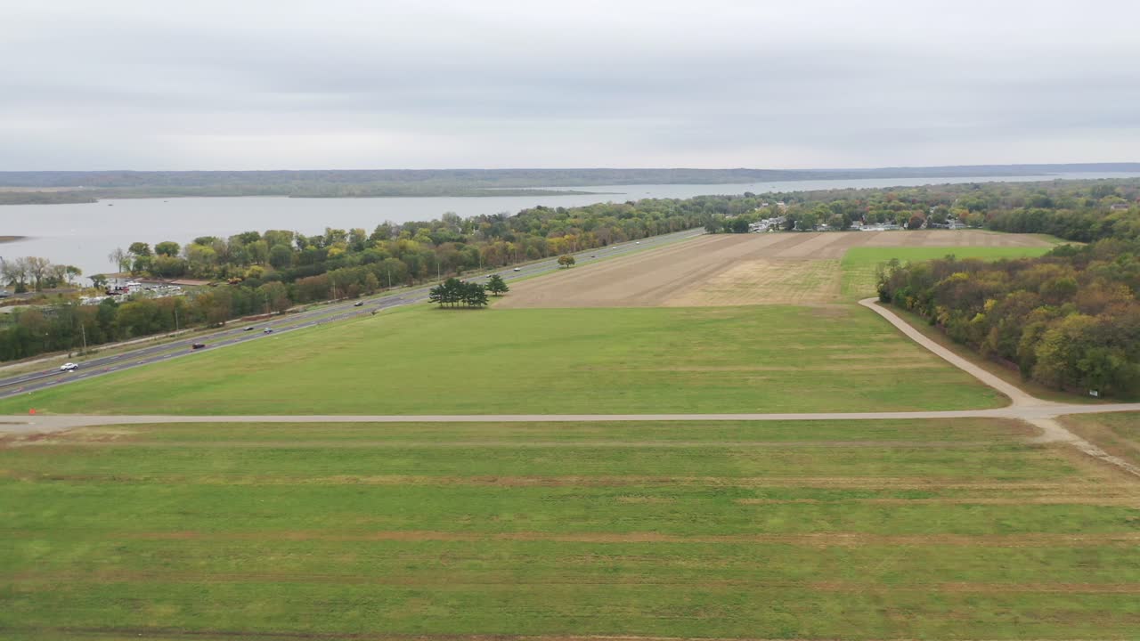empuje en toma aérea sobre los campos de hierba del campo con el río illinois en la distancia
