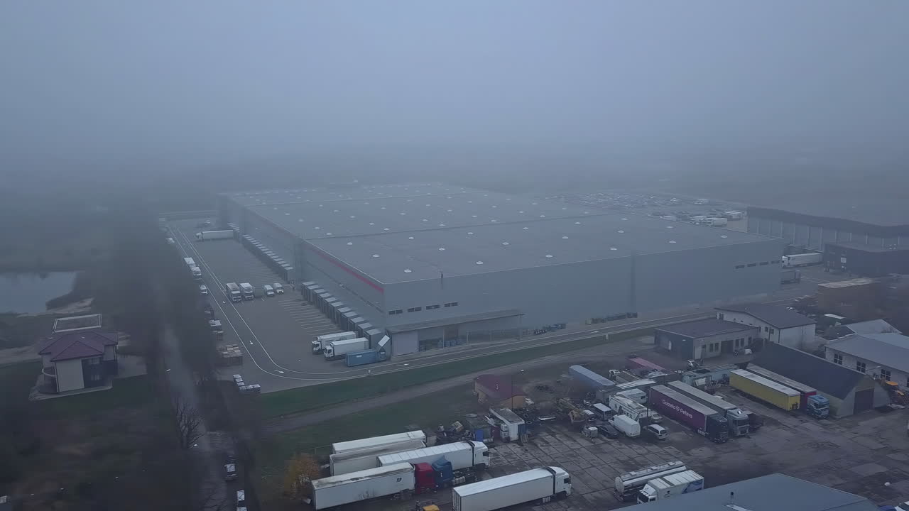 라트비아의 물류 센터 창고의 드론 뷰