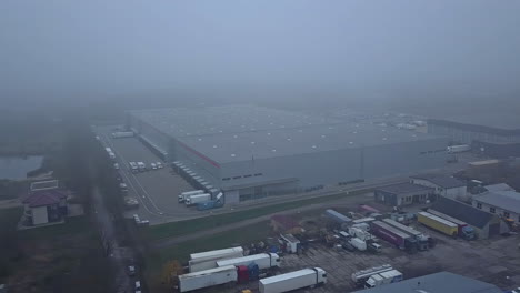 vista de drones de los almacenes del centro logístico en letonia