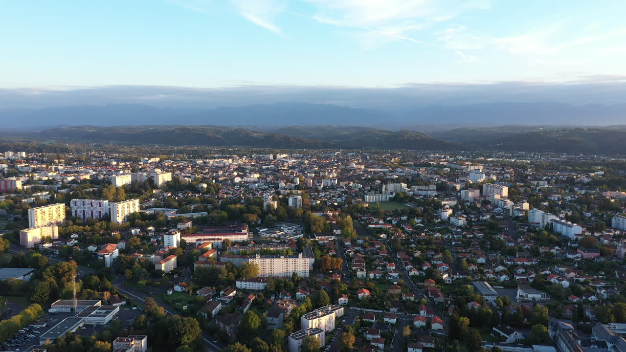 montañas de los pirineos vista aérea de pau durante la puesta de sol francia zona residencial tranquila