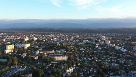 Pirineos-Vista-Aérea-De-Pau-Durante-La-Puesta-De-Sol-Francia-Zona-Residencial-Tranquila