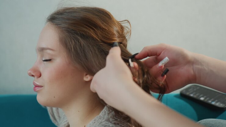 Sessione acconciatura per adolescenti, ragazza adolescente che si fa fare le trecce con calma, giovane ragazza caucasica che riceve una treccia elaborata in un ambiente accogliente, ritratto di ragazza adolescente con trecce in un ambiente domestico tranquillo