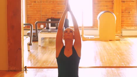 Mujer-Realizando-Yoga