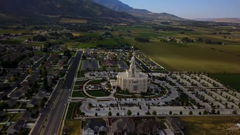 vista aérea de la iglesia de jesucristo del templo de los santos de los últimos días en payson, ut en una hermosa mañana clara de septiembre