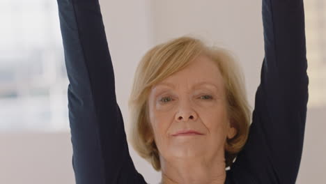 Retrato-De-Clase-De-Yoga-De-Una-Anciana-Practicando-Pose-De-Oración-Disfrutando-De-Un-Estilo-De-Vida-Saludable-Meditación-Consciente-En-El-Gimnasio