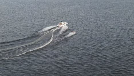 Touristisches-Schnellboot,-Das-Im-Blauen-Meerwasser-Kreuzt---Luftdrohnenschuss