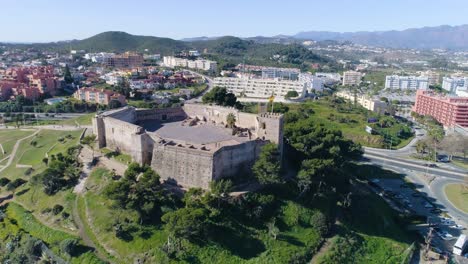 vista aérea de la ciudad de fuengirola, en el sur de españa.