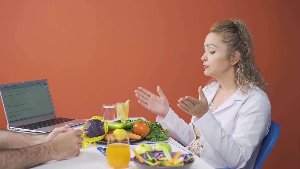 다이어티 전문가가 환자에게 다이어트 계획을 설명하고 있습니다.