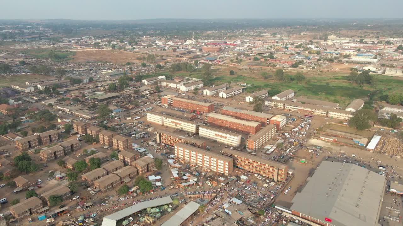 Drone che si abbassa lentamente da Matapi Flats, Harare, Zimbabwe