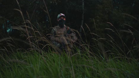 soldado del ejército caminando por la hierba alta