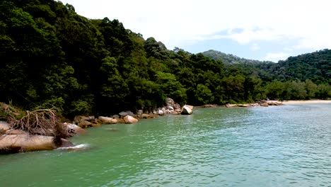 Costa-Escénica-Y-Selva-Exuberante-En-El-Parque-Nacional-De-Penang,-Malasia---Disparo-De-Drones