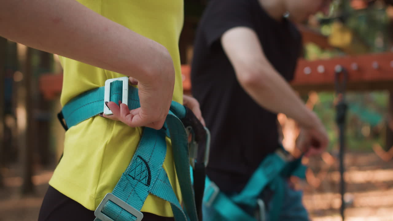 모험 캠프에 있는 사람들