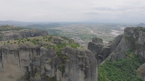 avión no tripulado sobre grandes monolitos rocosos, ubicación de los históricos monasterios de meteora, grecia