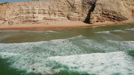 antena: surfistas en sagres durante un día soleado