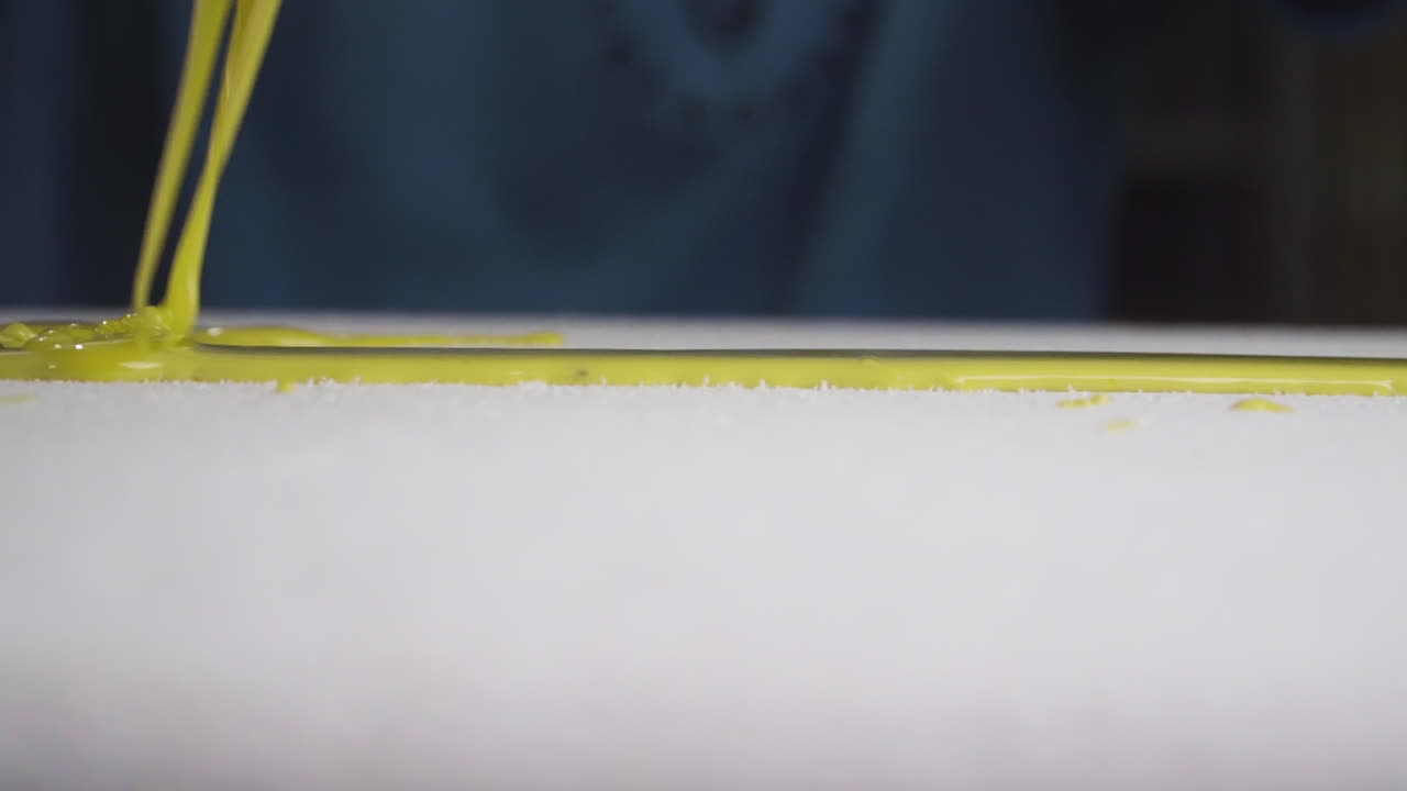 movimiento lento de resina epoxi espesa y viscosa aplicada sobre espuma blanca
