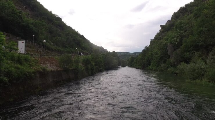 Veduta con drone in volo sopra il fiume