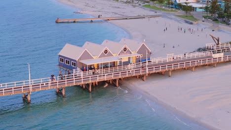 Gente-Caminando-Por-El-Embarcadero-De-Busselton-En-El-Sur-De-Australia-Occidental