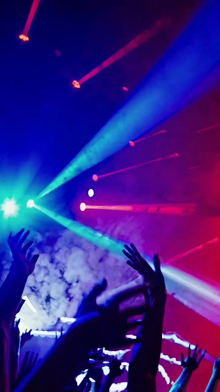 Multidão Dançando em Festival de Música com Luzes Laser e Fumaça