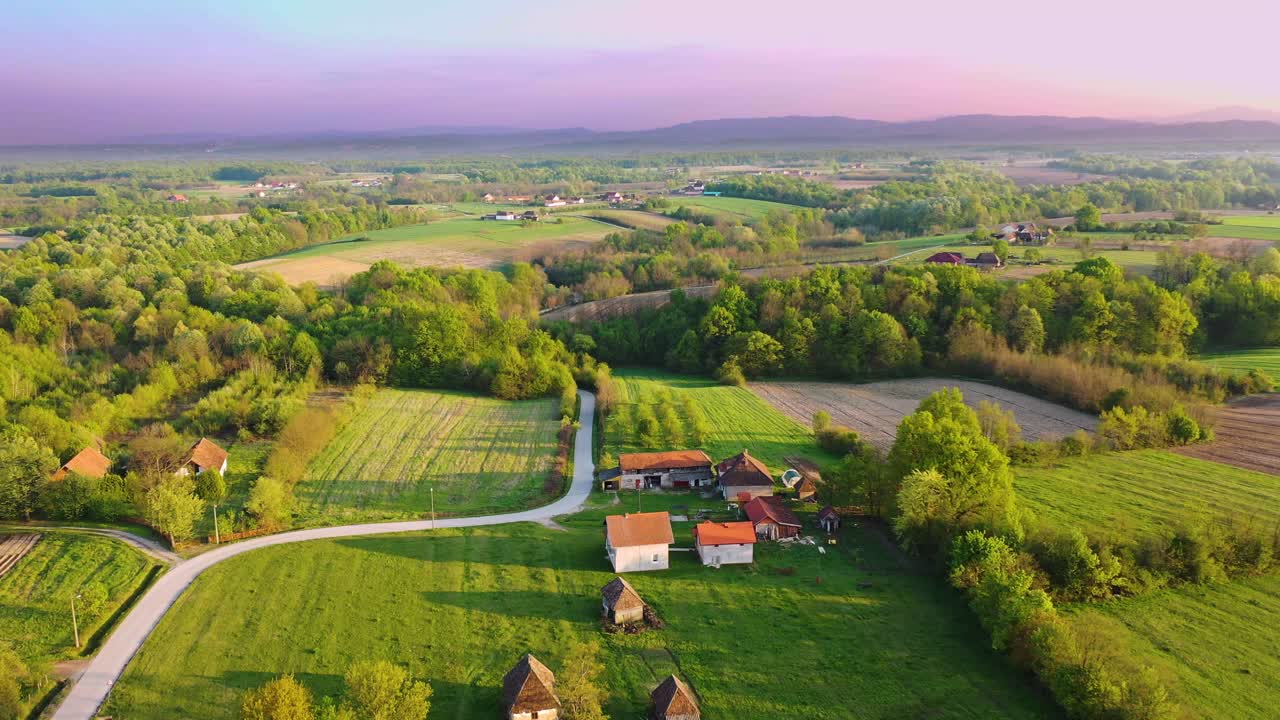 멀리 산 근처의 오래된 마을 주변을 드론으로 날고, 아름다운 보라색과 푸른 하늘, 하늘색과 자연광이 섞인