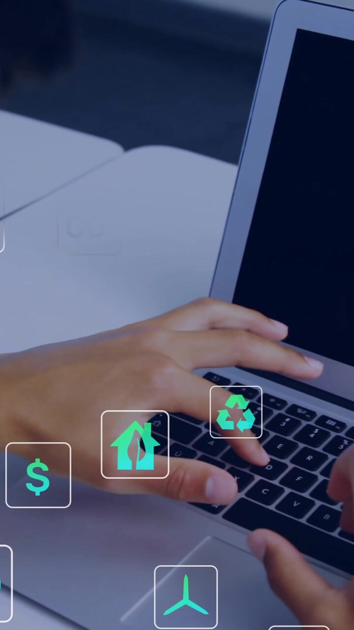 Usando laptop, pessoa explorando ícones digitais de tecnologia e conceitos de sustentabilidade
