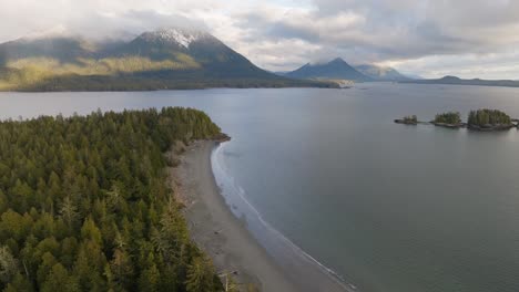 Berge,-Wälder-Und-Meer-An-Der-Küste-Von-British-Columbia-Am-Meer