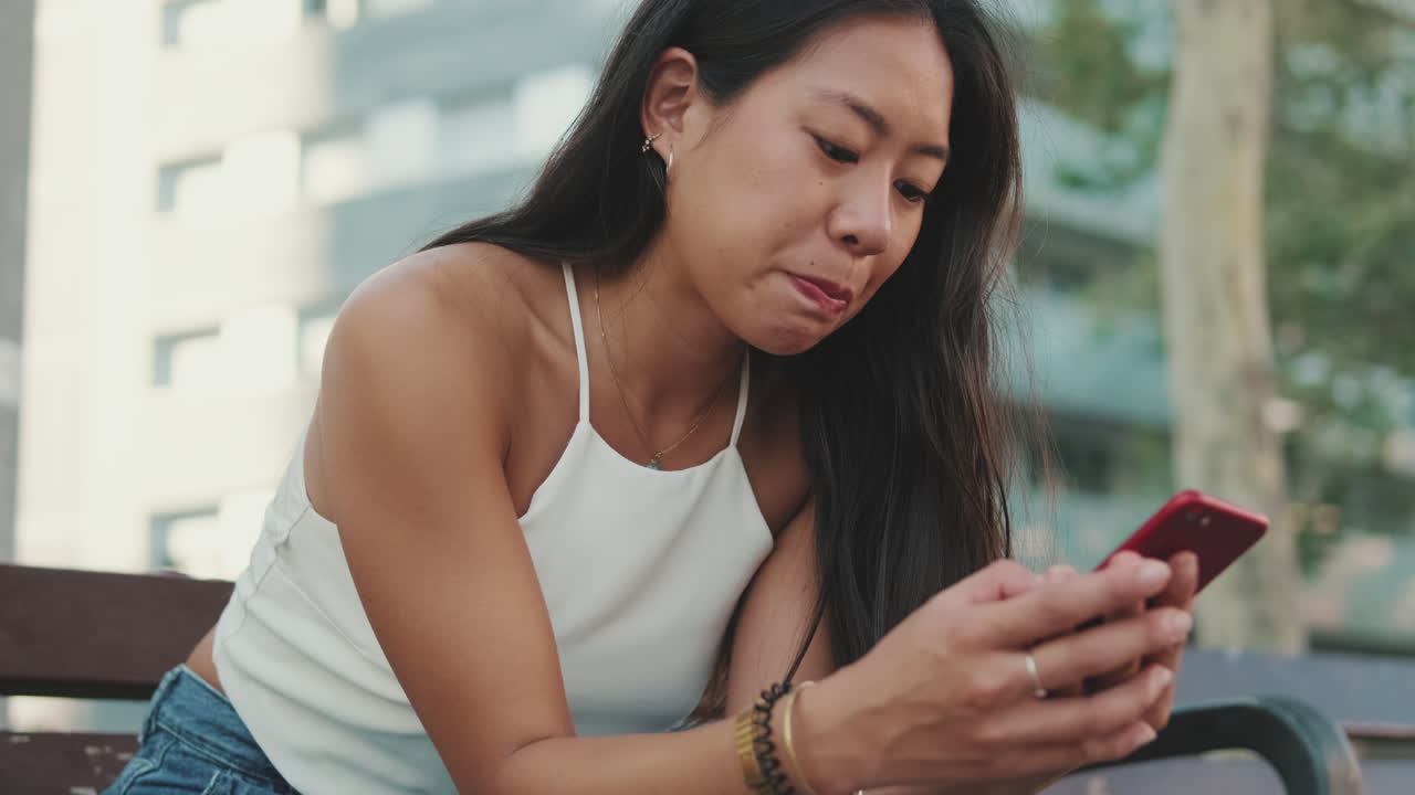 야외에서 스마트폰을 사용하는 여성