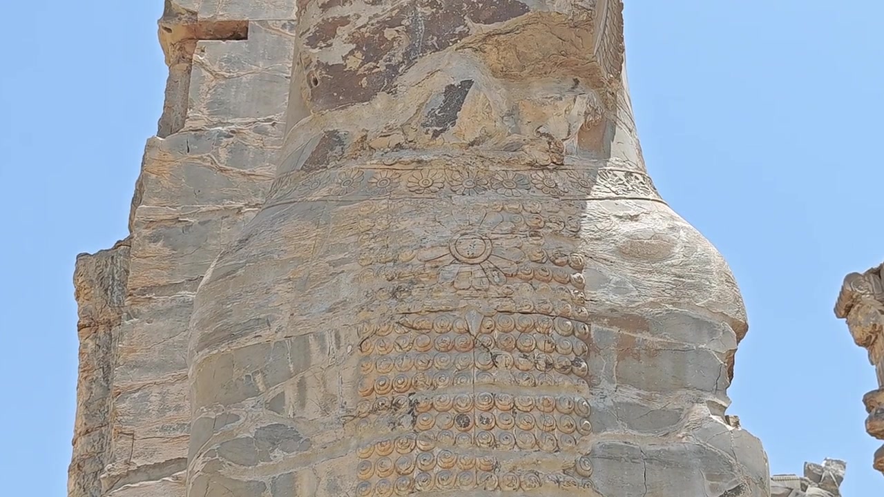 Antica scultura in pietra presso il sito archeologico di Persepoli