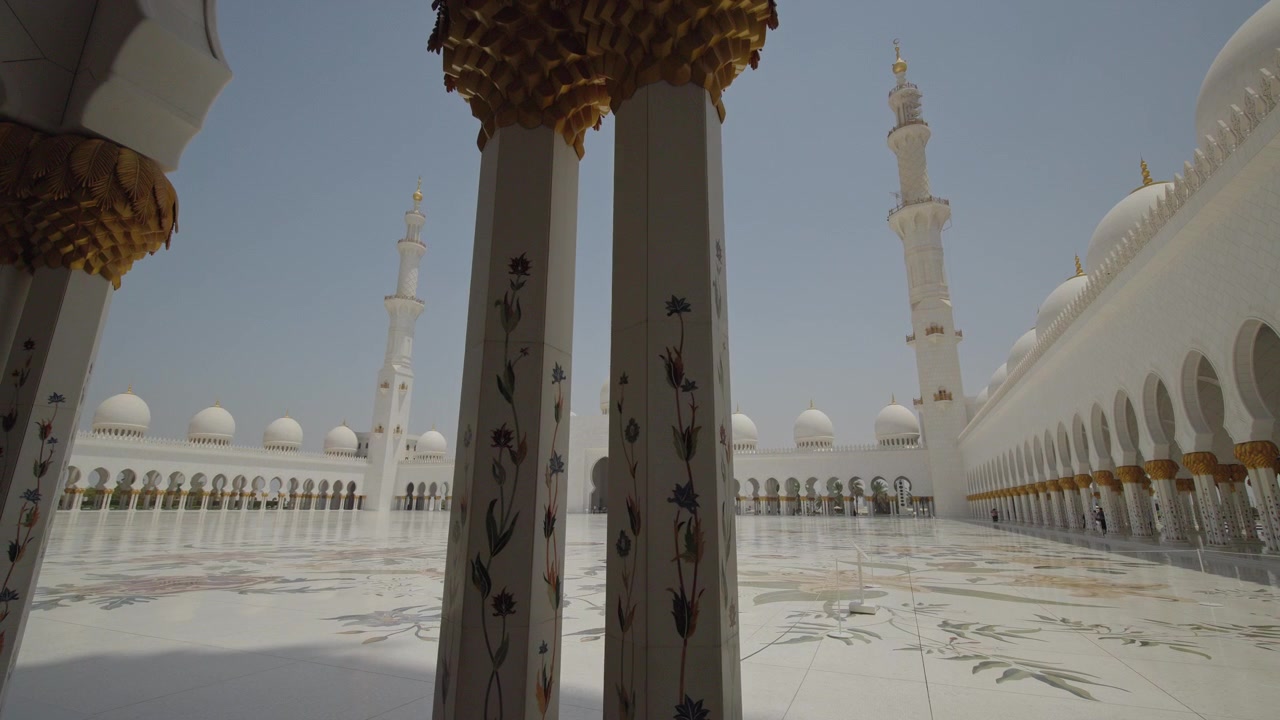 Colonna floreale con vista sul cortile della Grande Moschea dello Sceicco Zayed