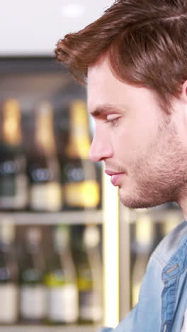 hombre guapo casual bebiendo cerveza