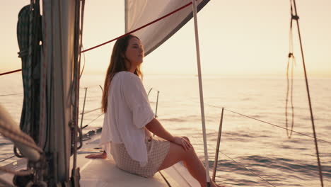 paz, felicidad y mujer en un crucero en barco