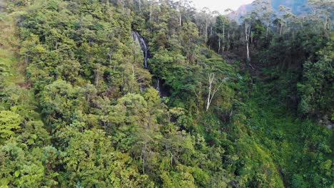 Impresionantes-Imágenes-Aéreas-Tomadas-En-Lo-Alto-De-Las-Montañas-De-Papúa,-Indonesia