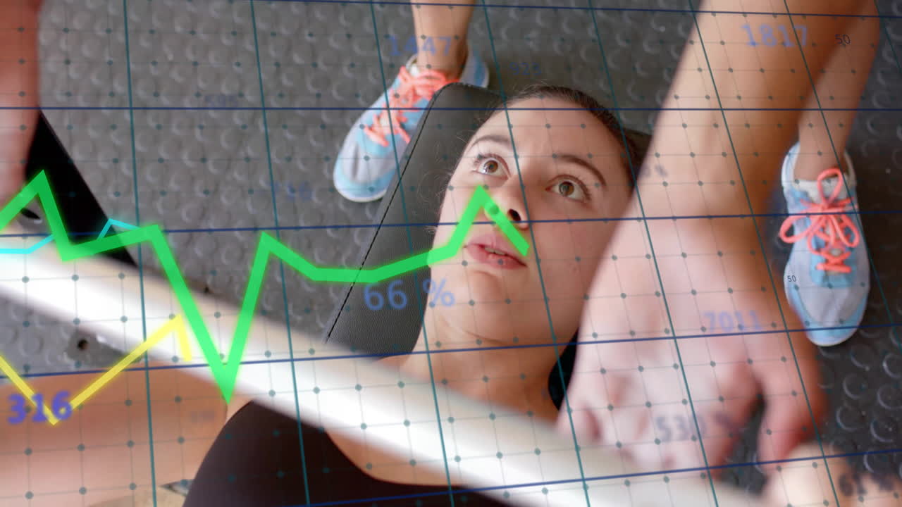 animación de diagramas sobre mujer caucásica levantando una barra de pesas en el gimnasio