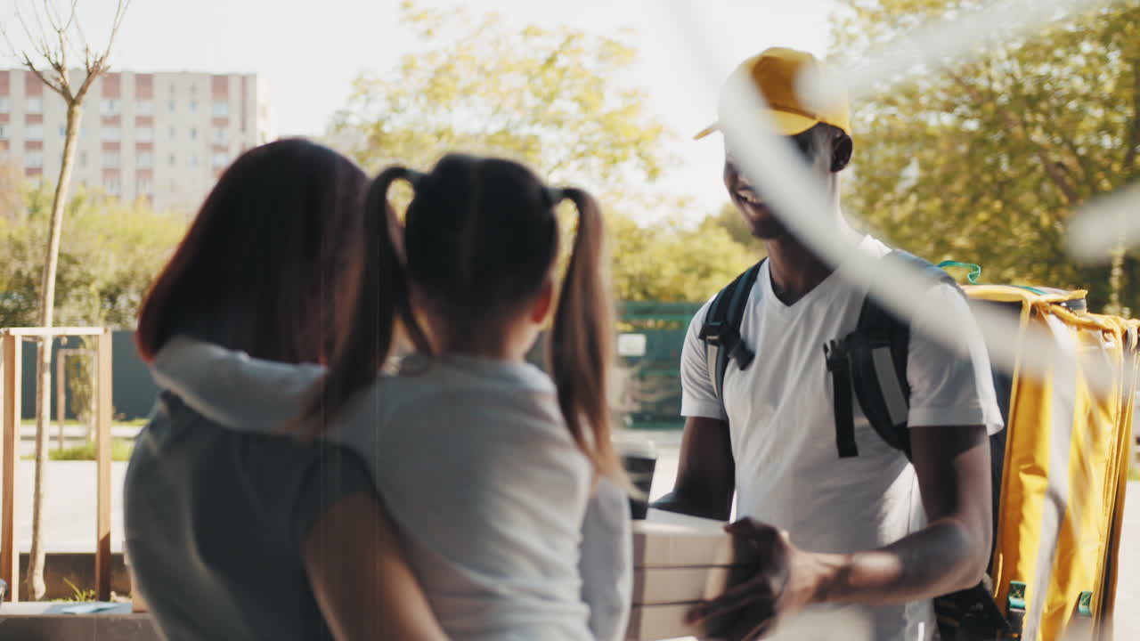 entrega de alimentos a una familia