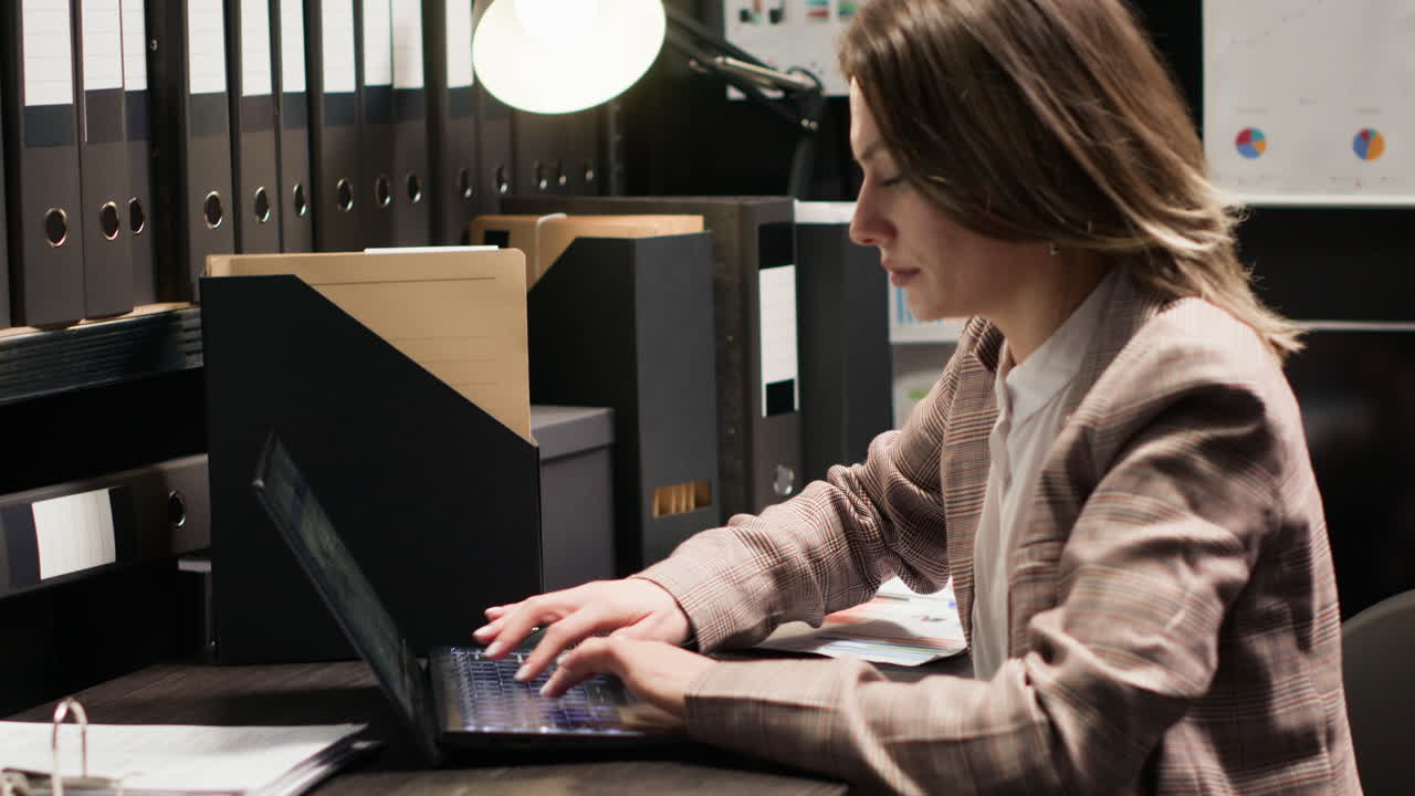 деловая женщина работает в офисе