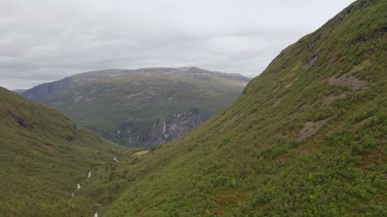 노르웨이 의 드론 촬영 은 호수, 숲, 강 들 이 있는 외 ⁇  의 바위 풍경 이다