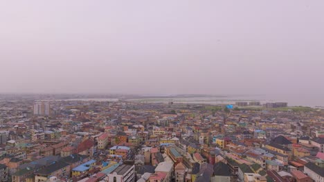 "experimenta lagos como nunca antes con impresionantes vistas aéreas de sus emblemáticos edificios de gran altura que se elevan sobre el bullicioso paisaje urbano, capturadas hermosamente al atardecer