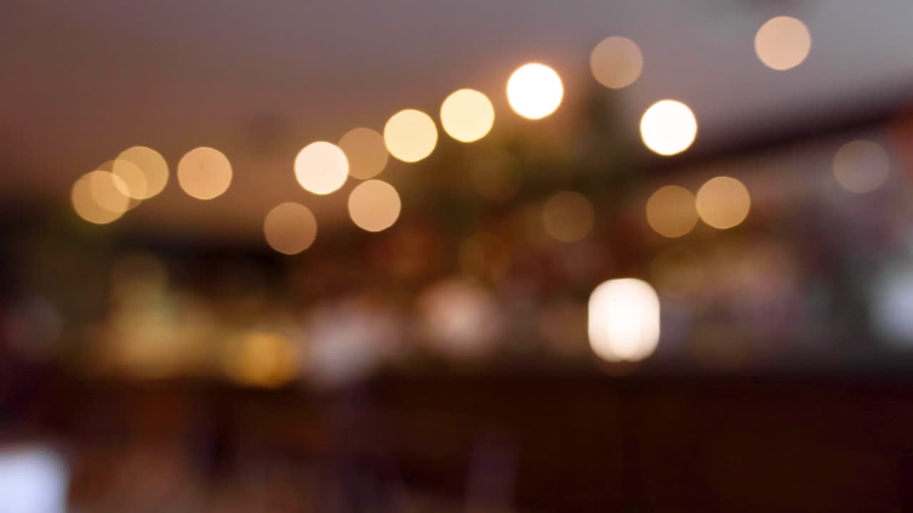 las luces borrosas crean una escena cálida y atmosférica