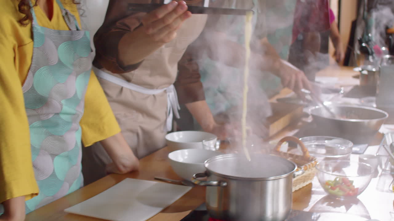 요리 수업 중 파스타를 요리하는 셰프