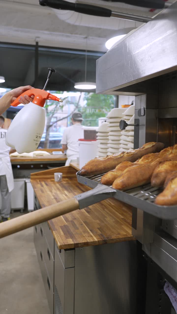 hornear baguettes en una cocina comercial