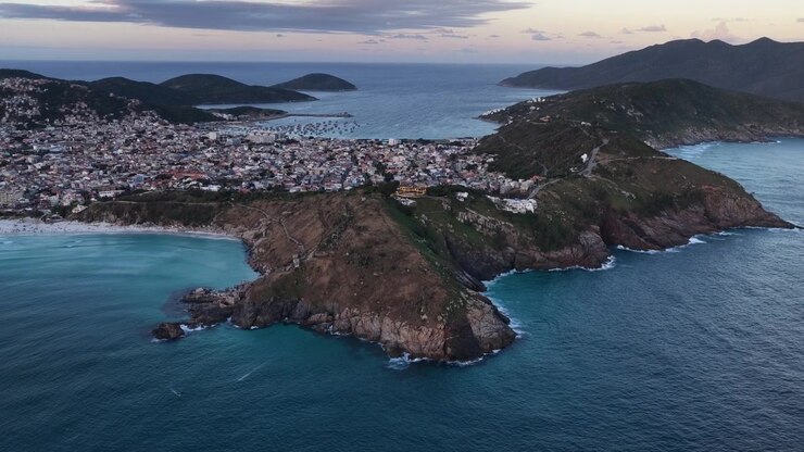 Veduta aerea di Arraial do Cabo al crepuscolo, che mostra la città costiera e il promontorio roccioso in Brasile