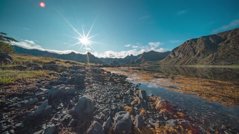 Der-Felsige-Fjordboden,-Der-Bei-Ebbe-Freigelegt-Wird,-Ist-Mit-Seetang-Und-Algen-Bedeckt