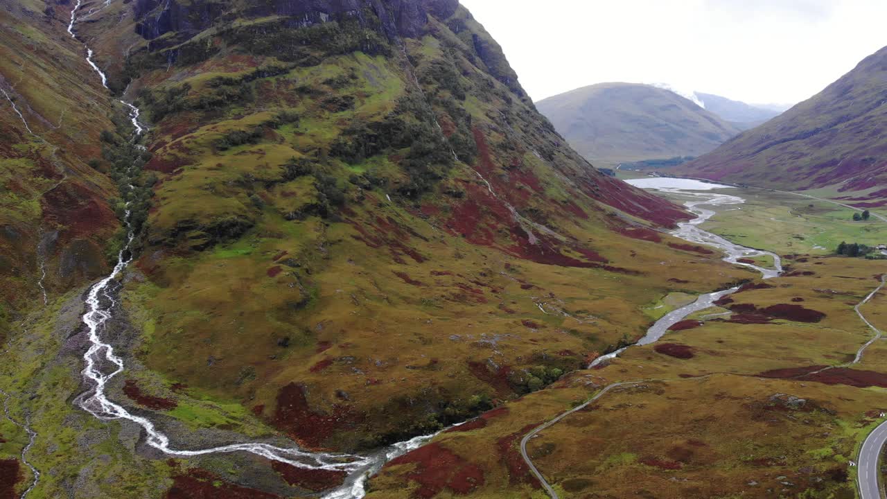 Vista aérea del espectacular paisaje del Valle de Glencoe en Escocia con el río Coe fluyendo por el centro