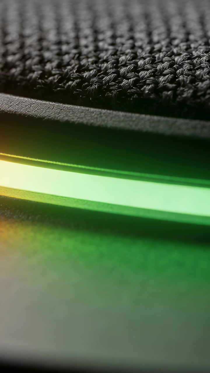 Vertikal video: Viser vævet panel gummikant og LED-strip skiftende lys på blank base til demo