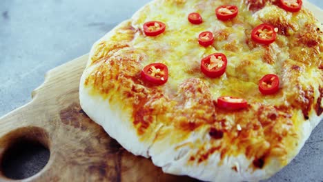 pizza al horno con aderezos de jalapeno
