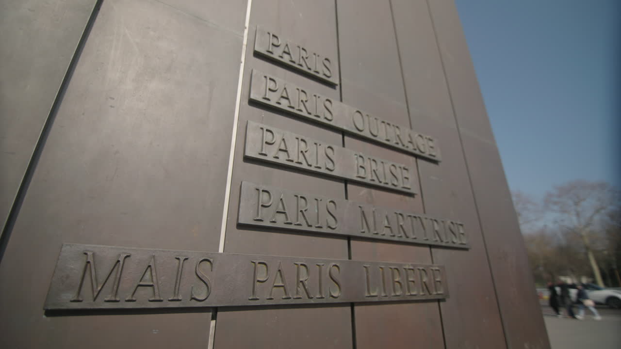 프랑스 파리 그랑팔레 앞 드골 장군의 동상에 적힌 글