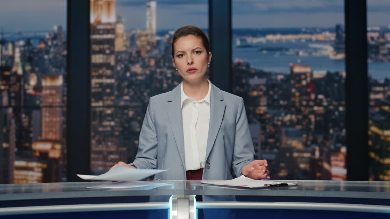 presentadora seria hablando noticias en el estudio de la noche de primer plano. presentadora mujer hablando